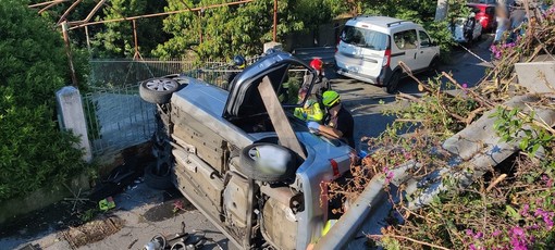 Borghetto San Nicolò: auto sfonda guardrail e si cappotta, ferite quattro persone