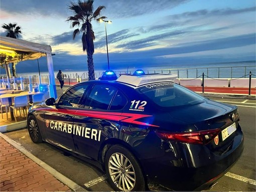 Ventimiglia, marocchino irregolare ruba cibo e alcolici e li nasconde nei pantaloni: arrestato dai Carabinieri per rapina