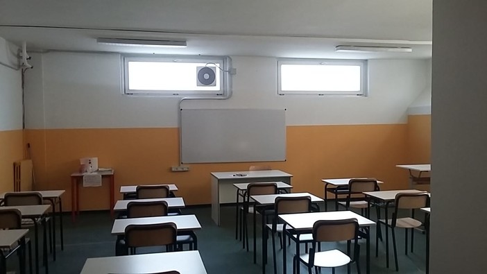 Le aule del seminterrato dove gli alunni della Sauro hanno fatto lezione prima che l'Asl le giudicasse non agibili