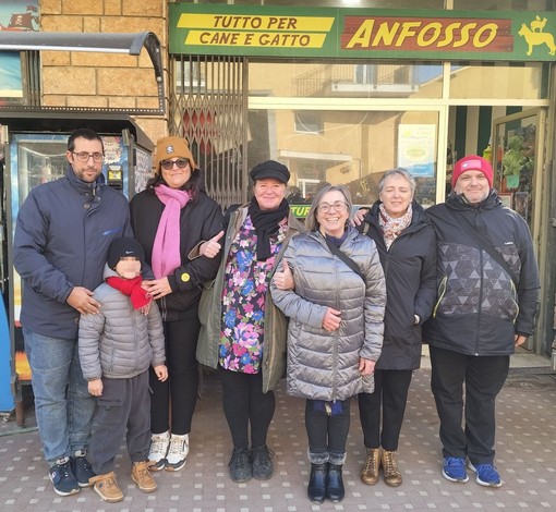 Camporosso, l'Aceb dona cibo per cani e gatti a tre associazioni locali (Foto)