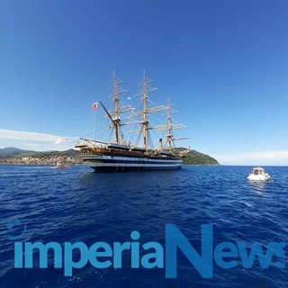 Imperia, il passaggio dell'Amerigo Vespucci immortalato dai pescherecci in mare (foto e video)
