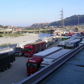 Ventimiglia: migranti fuggono dal cassone di un camion all'autoporto, mobilitazione di soccorsi