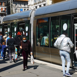 Norme anti-covid, la segnalazione di un nostro lettore: &quot;A Nizza un pomeriggio di ordinaria follia, francesi indisciplinati&quot; (foto)