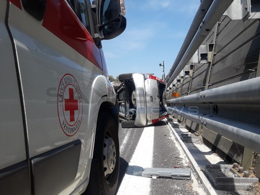 Imperia: auto si ribalta in autostrada, ferita lievemente una 26enne