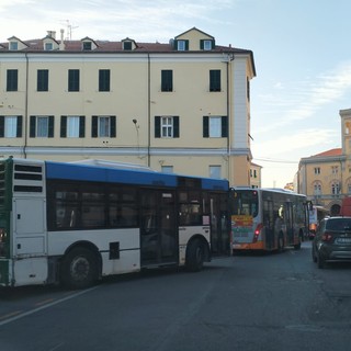 Riviera Trasporti al tracollo, continue aggressioni e stipendi inadeguati: presidio dei lavoratori davanti alla Provincia