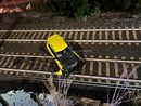 Bordighera: auto sfonda parapetto e finisce sui binari della ferrovia, stop ai treni per alcune ore