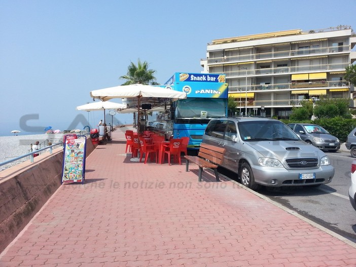 Ventimiglia: proteste dei commercianti della zona biscione, al centro delle critiche l’autonegozio che sosta sul lungomare nel periodo estivo