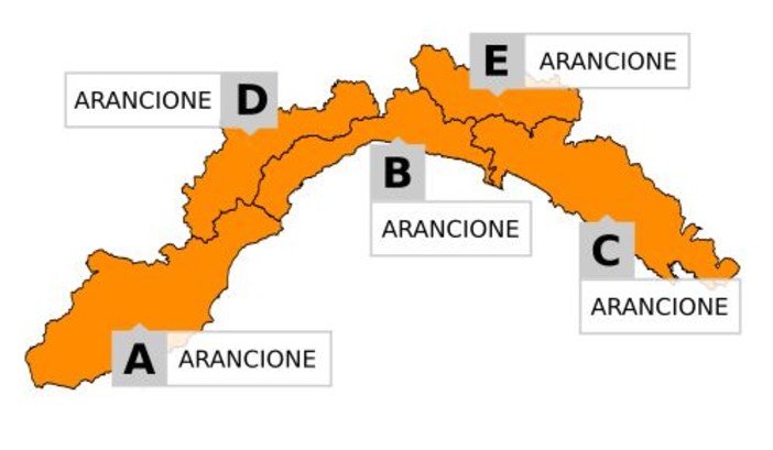 Maltempo: Allerta arancione, dalla mezzanotte previste piogge intense, cumulate elevate, temporali forti