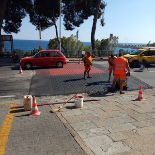 Imperia: posizionato l'attraversamento pedonale rialzato davanti al Comune, Gagliano &quot;Ne arriveranno altri&quot; (foto)