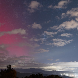 Sanremo: il fascino dell'aurora boreale immortalata da un lettore a Monte Bignone