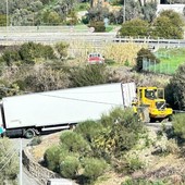 Bordighera, autoarticolato bloccato in via Sapergo: strada chiusa (Foto)