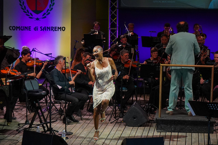 Da Knock on wood a Togheter: Amii Stewart e l'orchestra sinfonica conquistano Sanremo (Foto e video)