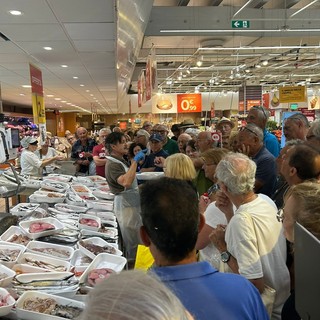 Taggia, un successo l'asta del pesce al Carrefour, oltre 400kg di assortimento tra crostacei, gamberi, polpi e tanto altro (Foto e video)