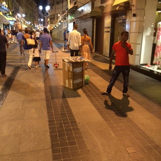 Sanremo: abusivismo commerciale in pieno centro città, una lettrice commenta il post di Baggioli