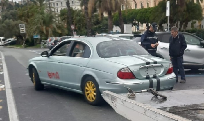 Sanremo, Polizia Locale rimuove un'auto abbandonata con targa inglese sul lungomare Calvino (Foto)