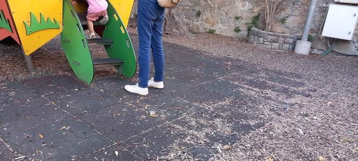 Bordighera: degrado nell'area giochi in corso Europa, la segnalazione con foto di una mamma