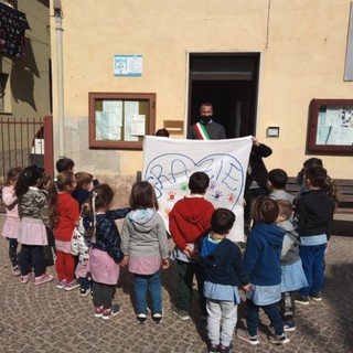 Diano San Pietro, il &quot;grazie&quot; di bimbi e maestre al Comune per la nuova area giochi alla scuola 'Lanterno' (foto)