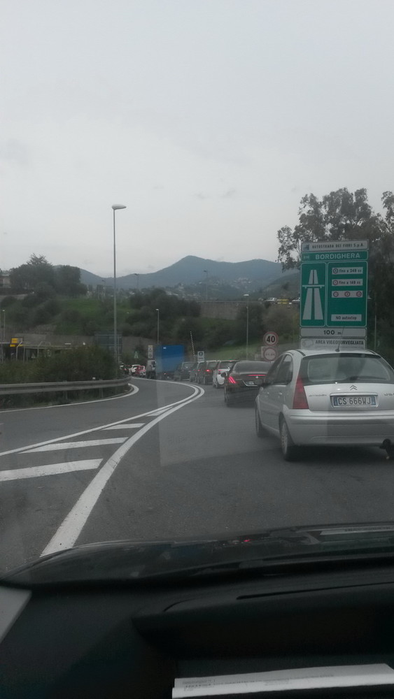 Sanremo: lunghissima coda al casello in entrata aull'A10, la viva protesta di una lettrice