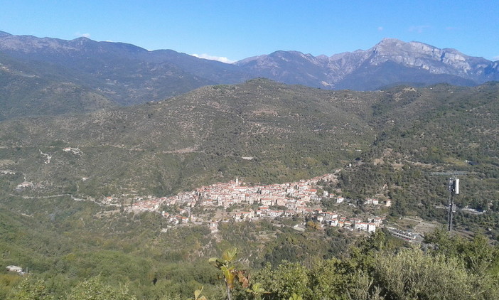 Apricale: residenti lamentano la presenza di pulci in paese, il Sindaco &quot;Effettuate le disinfestazioni, situazione sotto controllo&quot;