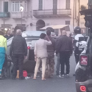 Dolceacqua: auto si ribalta in centro paese, illeso il conducente