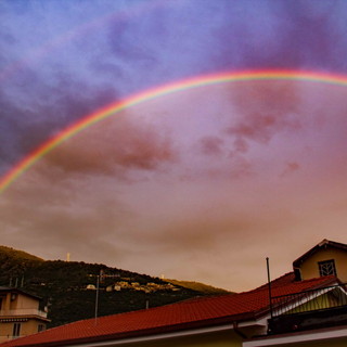 Taggia: le immagini di un lettore dell'arcobaleno che ha solcato il cielo sopra la città