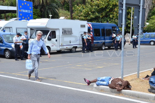 Ventimiglia: un italiano residente a Monaco consegna bottiglie d'acqua ai migranti