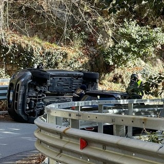 Sanremo, auto si cappotta in Via Senator Ernesto Marsaglia: strada chiusa per un'ora