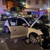 Sanremo, auto contro palo in via Lamarmora: un ferito