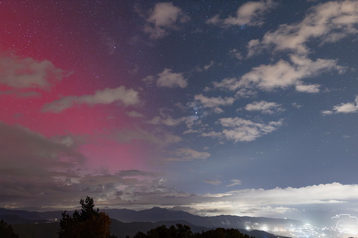 Sanremo: il fascino dell'aurora boreale immortalata da un lettore a Monte Bignone