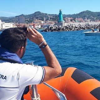 Barca a vela in difficoltà al largo di Bordighera: intervento della Guardia Costiera di Sanremo