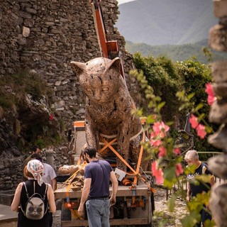 A Triora è arrivato il gatto gigante: il perdono per tutti i felini perseguitati dalla caccia alle streghe