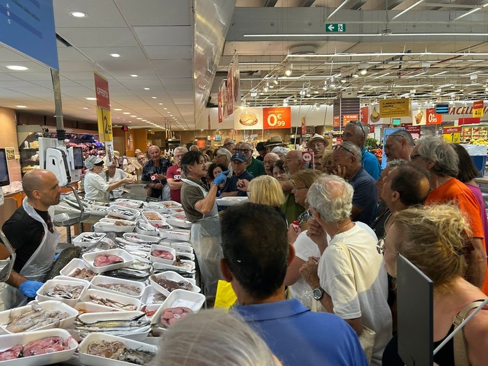 Taggia, un successo l'asta del pesce al Carrefour, oltre 400kg di assortimento tra crostacei, gamberi, polpi e tanto altro (Foto e video)