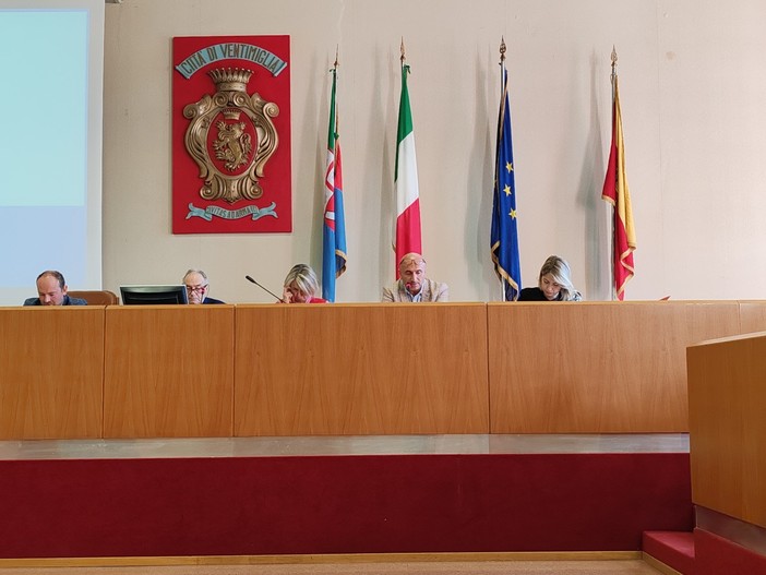 Ventimiglia approva la ratifica di variazione di bilancio: in arrivo nuove ecoisole informatizzate e macchine mangiaplastica