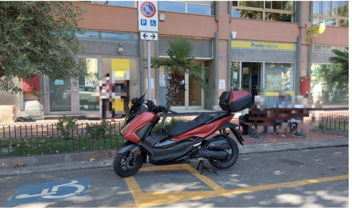 Inciviltà a Ventimiglia: con lo scooter sullo stallo per i disabili