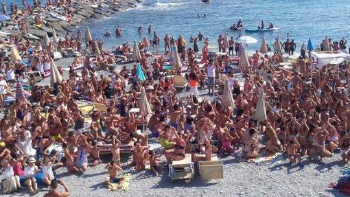 Cervo batte il Salento. Più di mille persone ballano alla spiaggia Marina De Re' sulle note di &quot;Andiamo a comandare&quot;. Foto e video