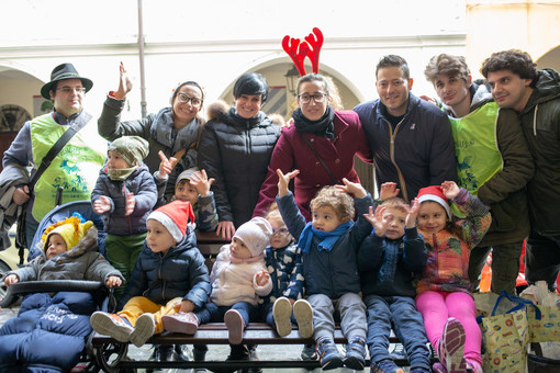 Taggia: grazie ai bimbi del nido Le Bollicine ed ai commercianti, ecco 4 alberi di Natale in via Soleri (foto e video)