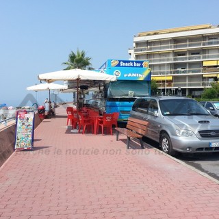 Ventimiglia: proteste dei commercianti della zona biscione, al centro delle critiche l’autonegozio che sosta sul lungomare nel periodo estivo