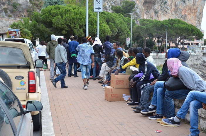 Ventimiglia: fogli di via per chi aiuta i migranti al confine, scattati i primi provvedimenti contro l'occupazione abusiva dell'area