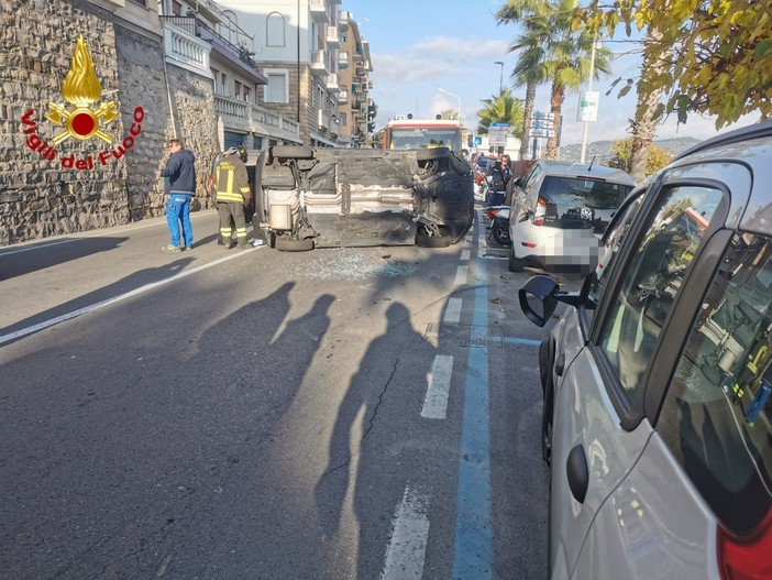 Imperia, auto francese si cappotta in corso Garibaldi: mobilitazione di soccorsi (foto)