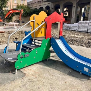 Imperia, proseguono i lavori nel parco di Castelvecchio: installata l'area giochi per i bambini (Foto)