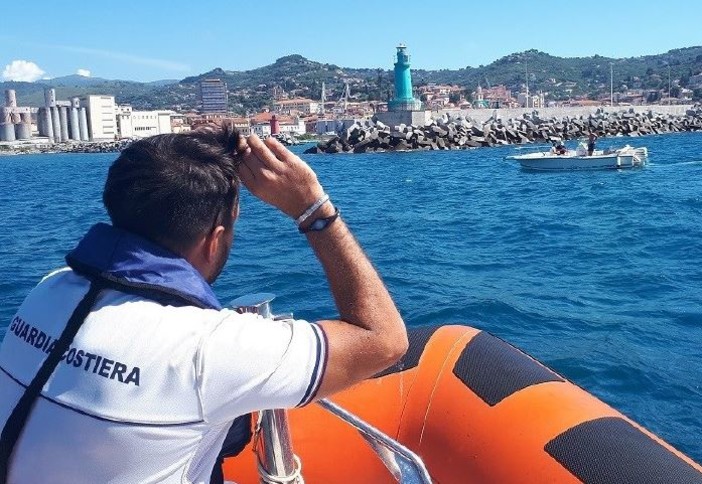 Barca a vela in difficoltà al largo di Bordighera: intervento della Guardia Costiera di Sanremo