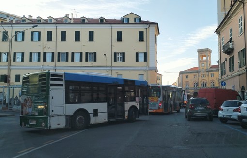 Riviera Trasporti al tracollo, continue aggressioni e stipendi inadeguati: presidio dei lavoratori davanti alla Provincia