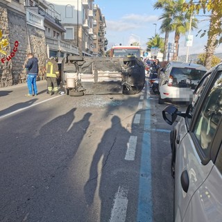 Imperia, auto francese si cappotta in corso Garibaldi: mobilitazione di soccorsi (foto)