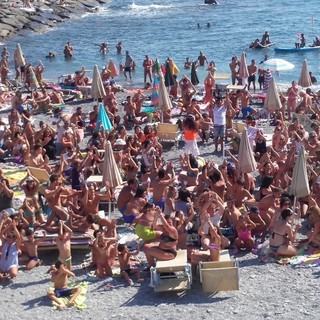 Cervo batte il Salento. Più di mille persone ballano alla spiaggia Marina De Re' sulle note di &quot;Andiamo a comandare&quot;. Foto e video