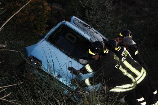 Triora: auto finisce in un dirupo, 38enne milanese esce da solo e viene soccorso, non è grave