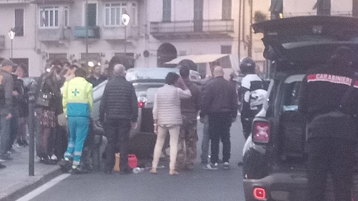 Dolceacqua: auto si ribalta in centro paese, illeso il conducente