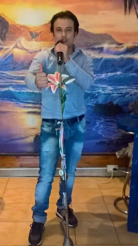 Sabato grande festa al Bahama Star: animazione con karaoke supporter by Alex Penna best sound in town