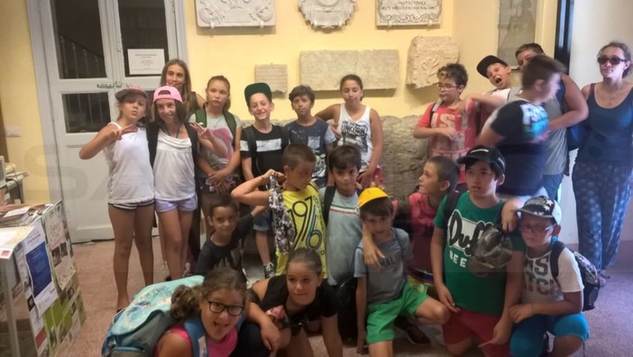 Ventimiglia: i bambini del centro estivo 'E-state Suore dell'Orto' in visita all'infopoint del centro storico