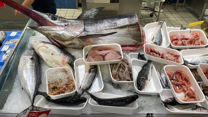 Il Carrefour Iper di Taggia propone venerdì 26 luglio l'asta del pesce, modo nuovo di fare la spesa di 'pescato fresco'