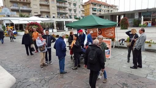 Francesca Antonelli di 'Sanremo Attiva' in piazza Colombo per spiegare il sistema dei rifiuti